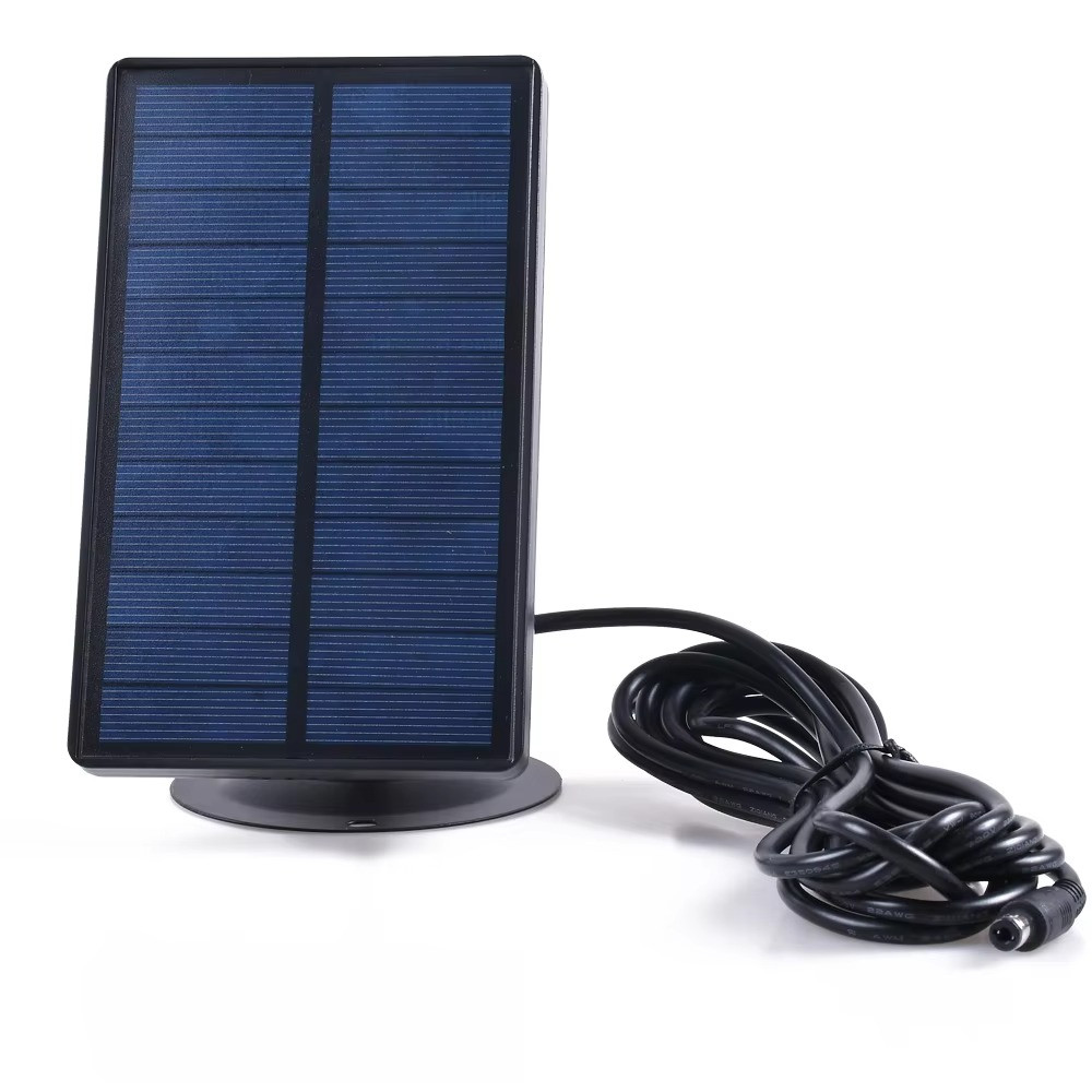 Panneau solaire 9V pour caméra de chasse installé sur un arbre